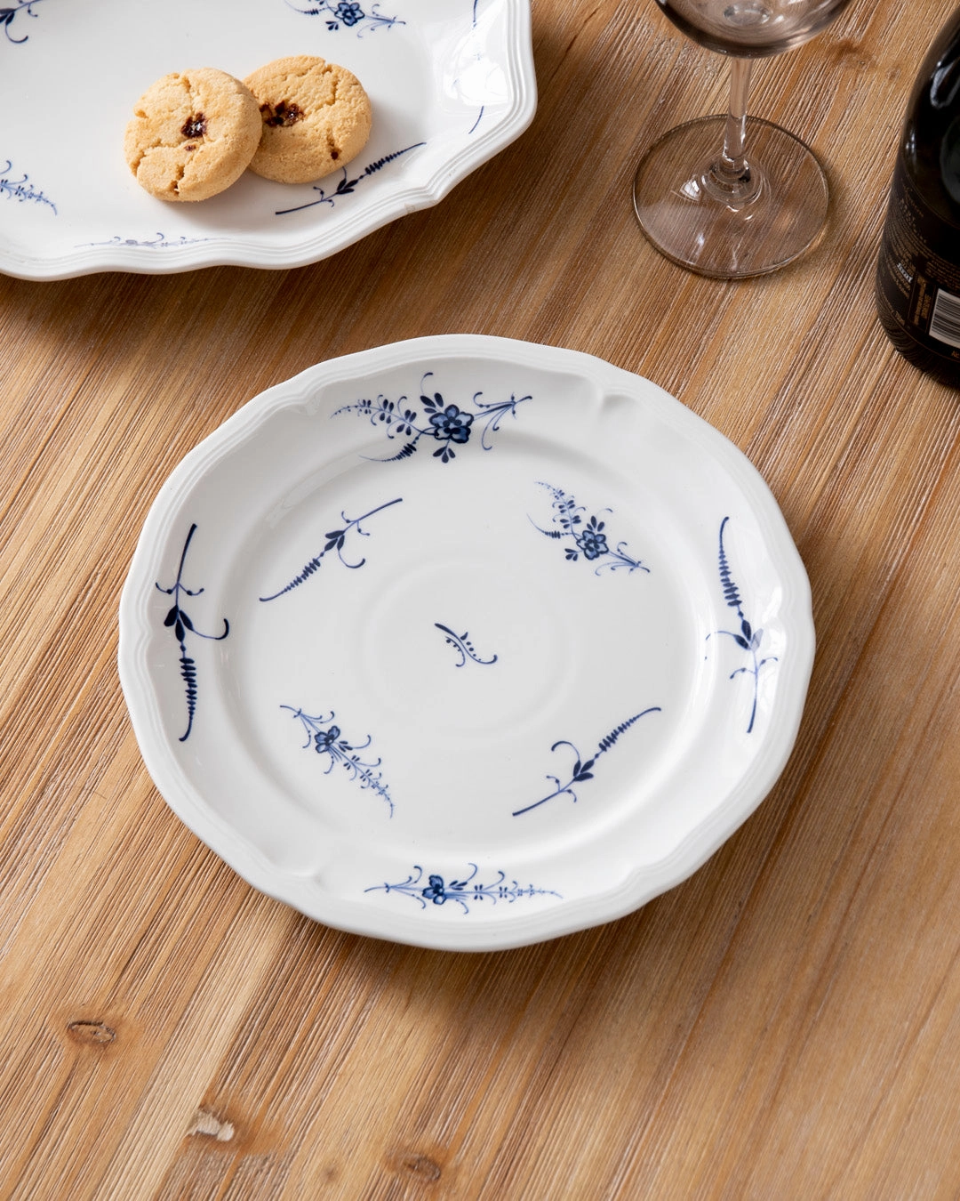 Blue Floral Scroll Dinner Platemodern kitchen decor ,kitchen dinner set ,dinnerware 