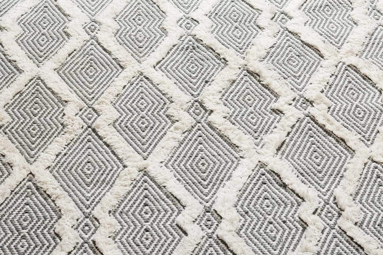 Emelie Monochrome Diamond Tufted Indoor Outdoor Rug *NO RETURNS UNLESS FAULTY