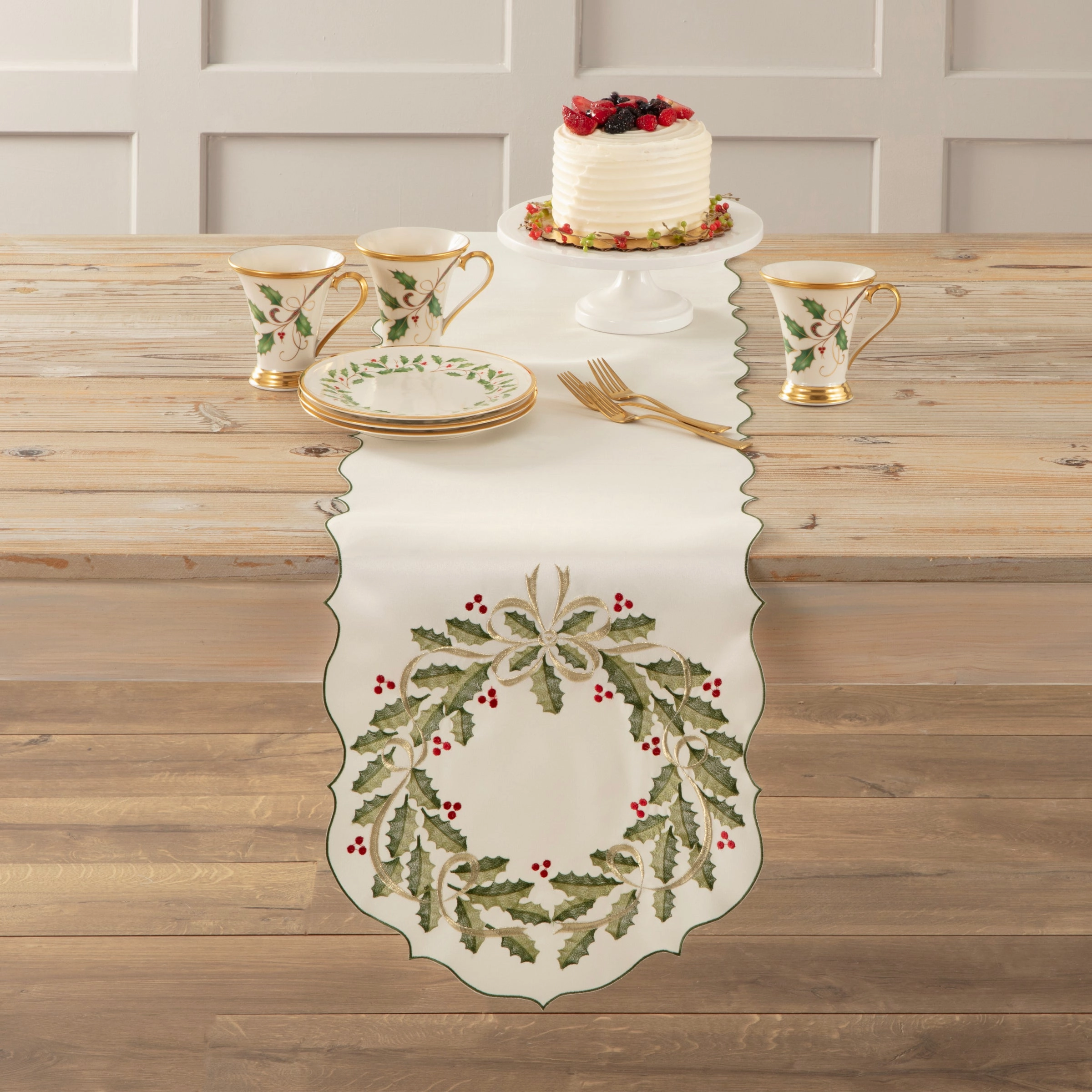 Holiday Nouveau Wreath 14X72 Table Runner