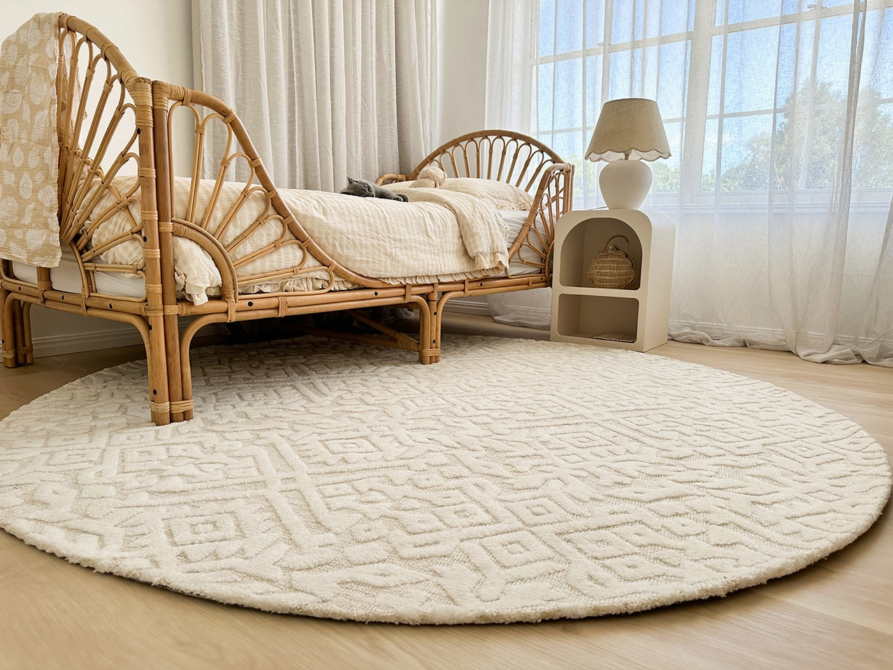 Josephine Ivory and Cream Tribal Transitional Round Rug *NO RETURNS UNLESS FAULTY