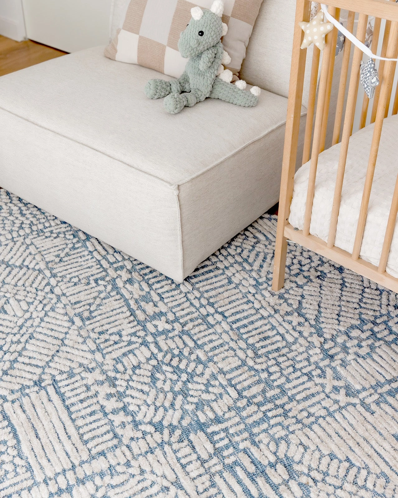 Karmen Blue and Ivory Geometric Patterned Round Rug *NO RETURNS UNLESS FAULTY