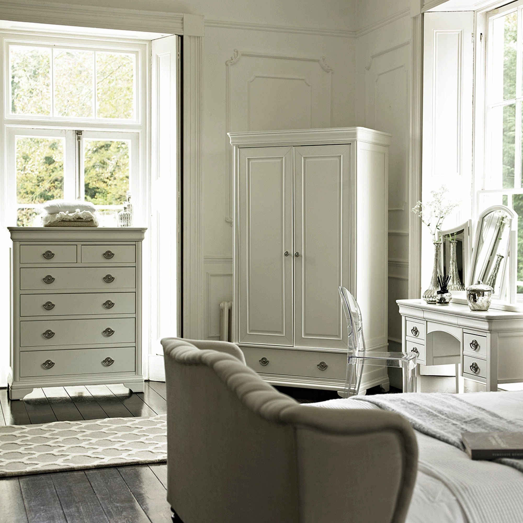 Lace - Vanity Mirror In White Paint Finish