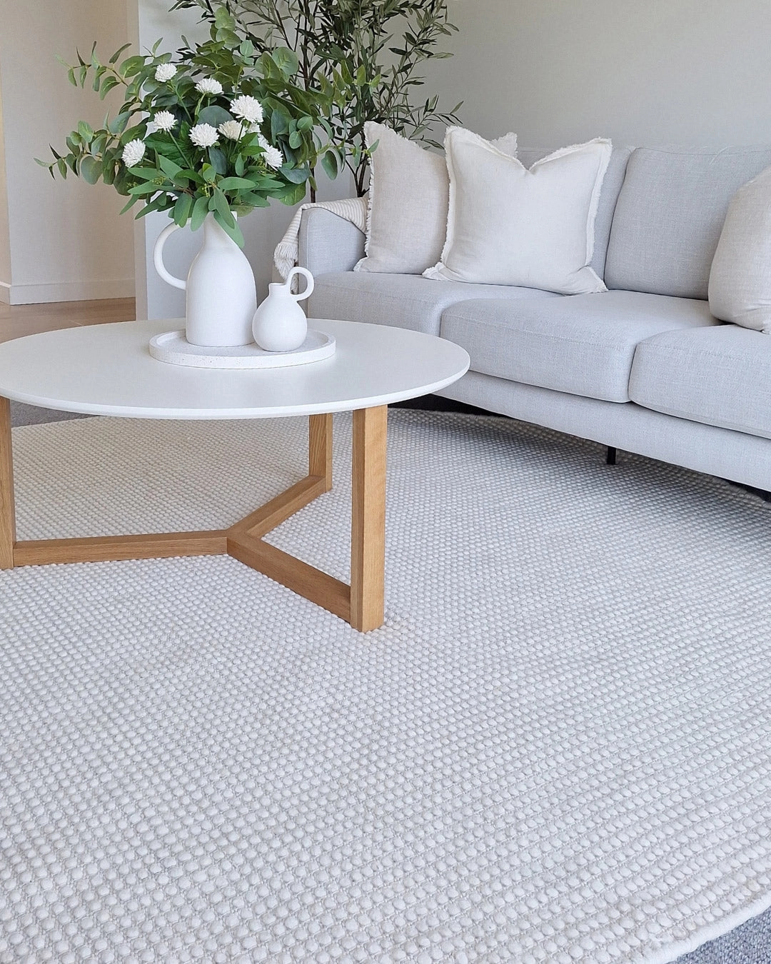 Larvic Ivory Chunky Wool Round Rug