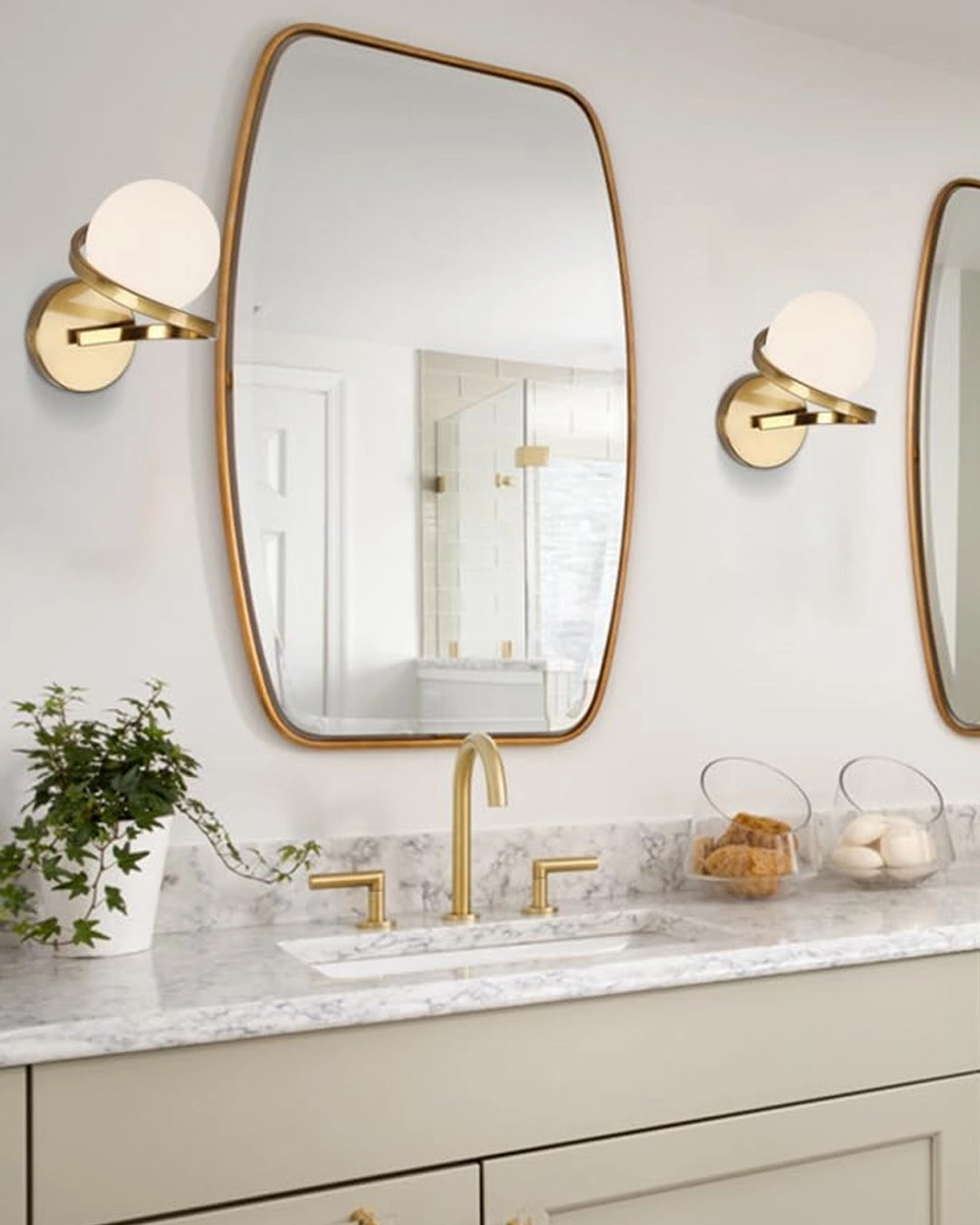 Luxe Curve Globe Wall Light - Gold