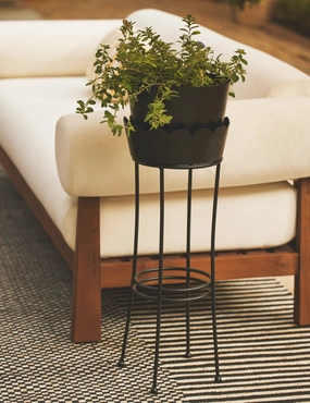 Onyx Indoor/Outdoor Planteroutdoor wrought iron plant stand