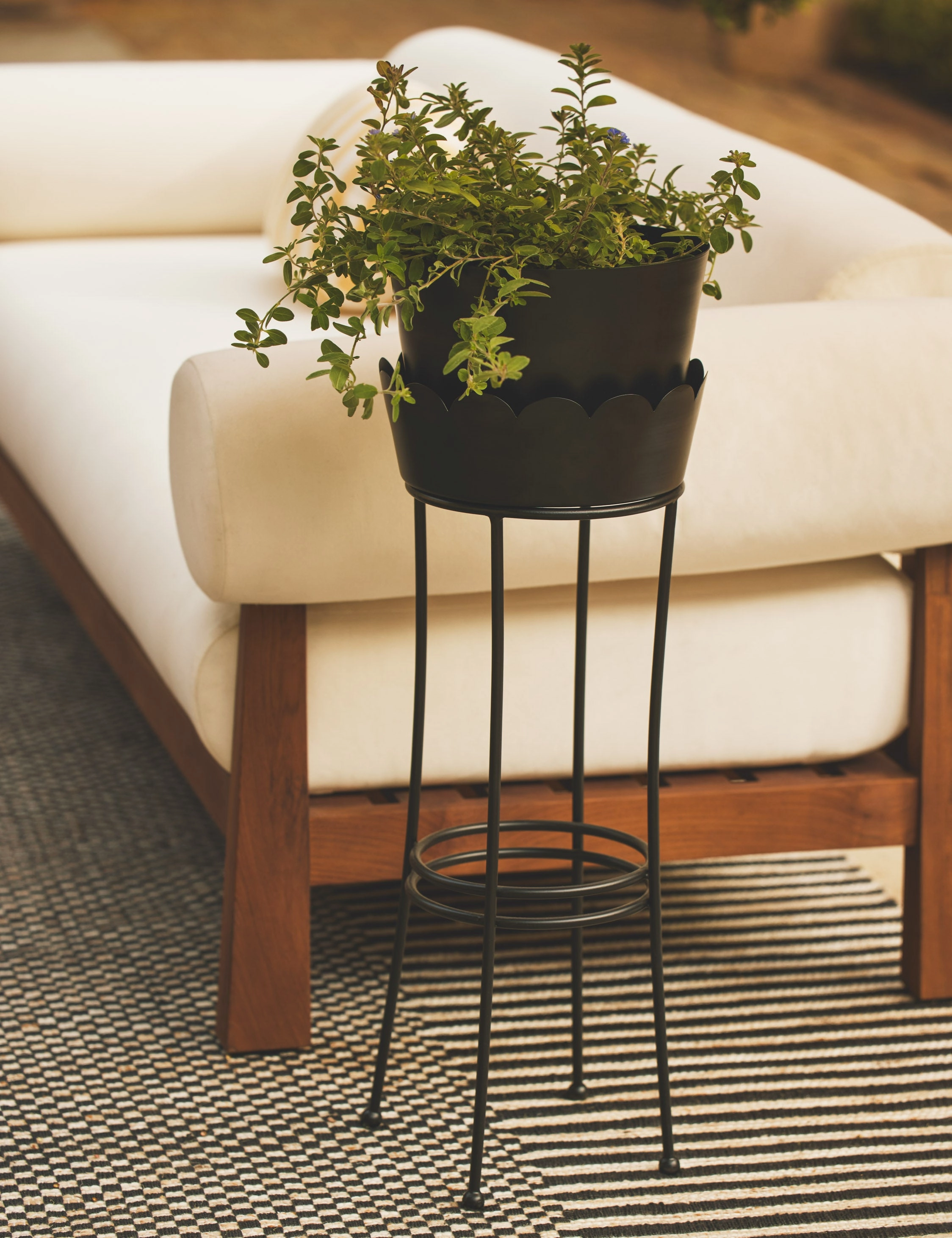 Onyx Indoor/Outdoor Planteroutdoor wrought iron plant stand