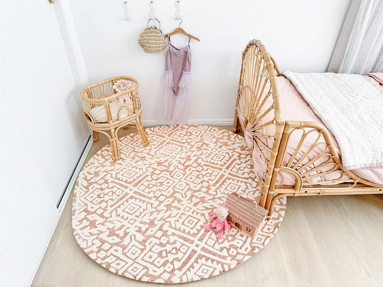 Paloma Peach and Ivory Tribal Patterned Round Rug *NO RETURNS UNLESS FAULTY