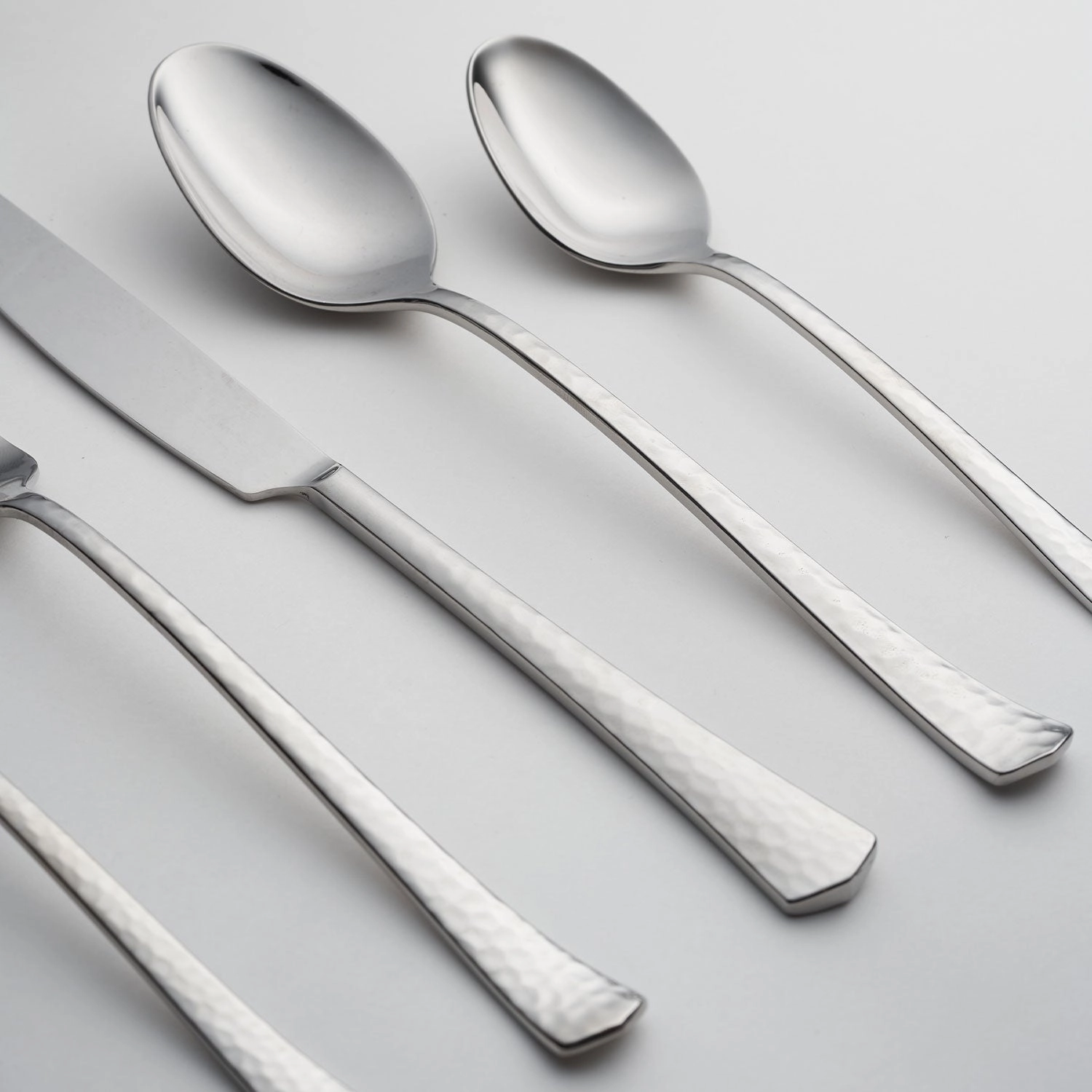 Reagan Mirror Hammered 20 Piece Flatware Set