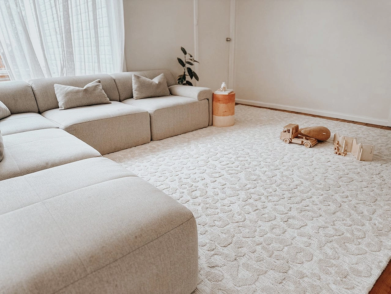 Sabbi Ivory and Cream Animal Pattern Rug *NO RETURNS UNLESS FAULTY