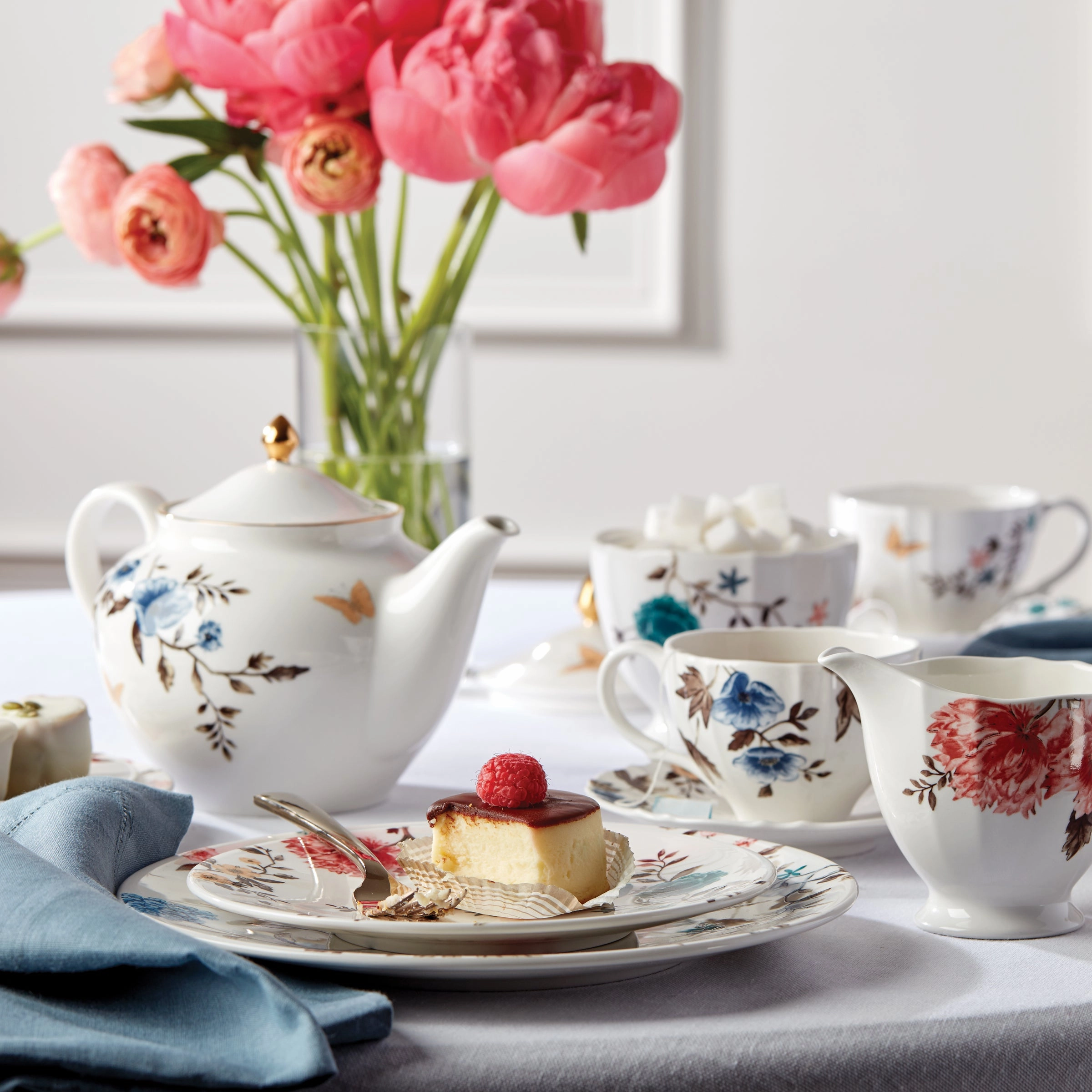 Sprig & Vine Teapot - White