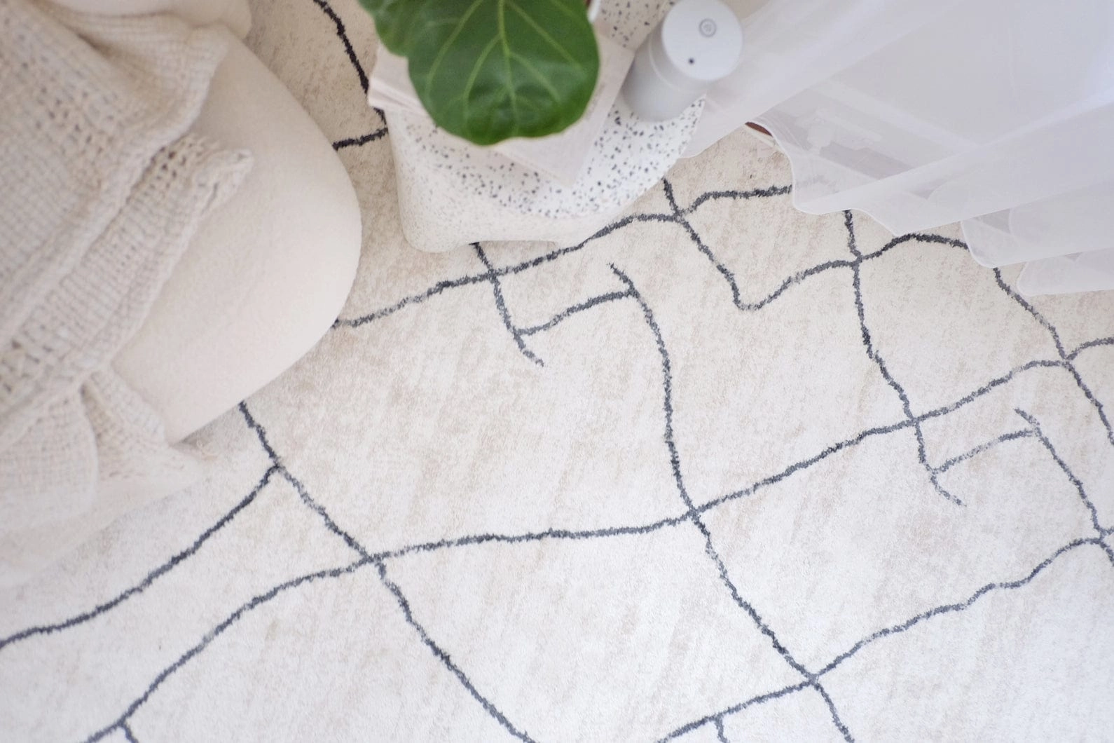 Taryn Grey and Ivory Abstract Tribal Rug *NO RETURNS UNLESS FAULTY