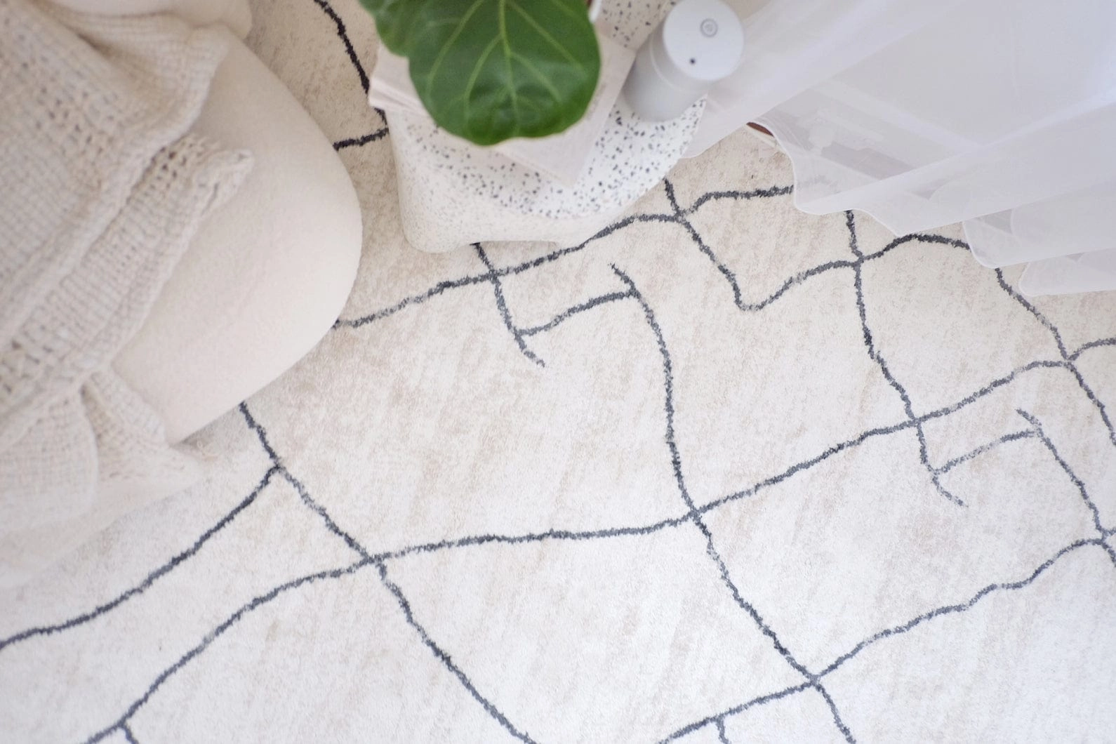 Taryn Grey and Ivory Abstract Tribal Rug *NO RETURNS UNLESS FAULTY
