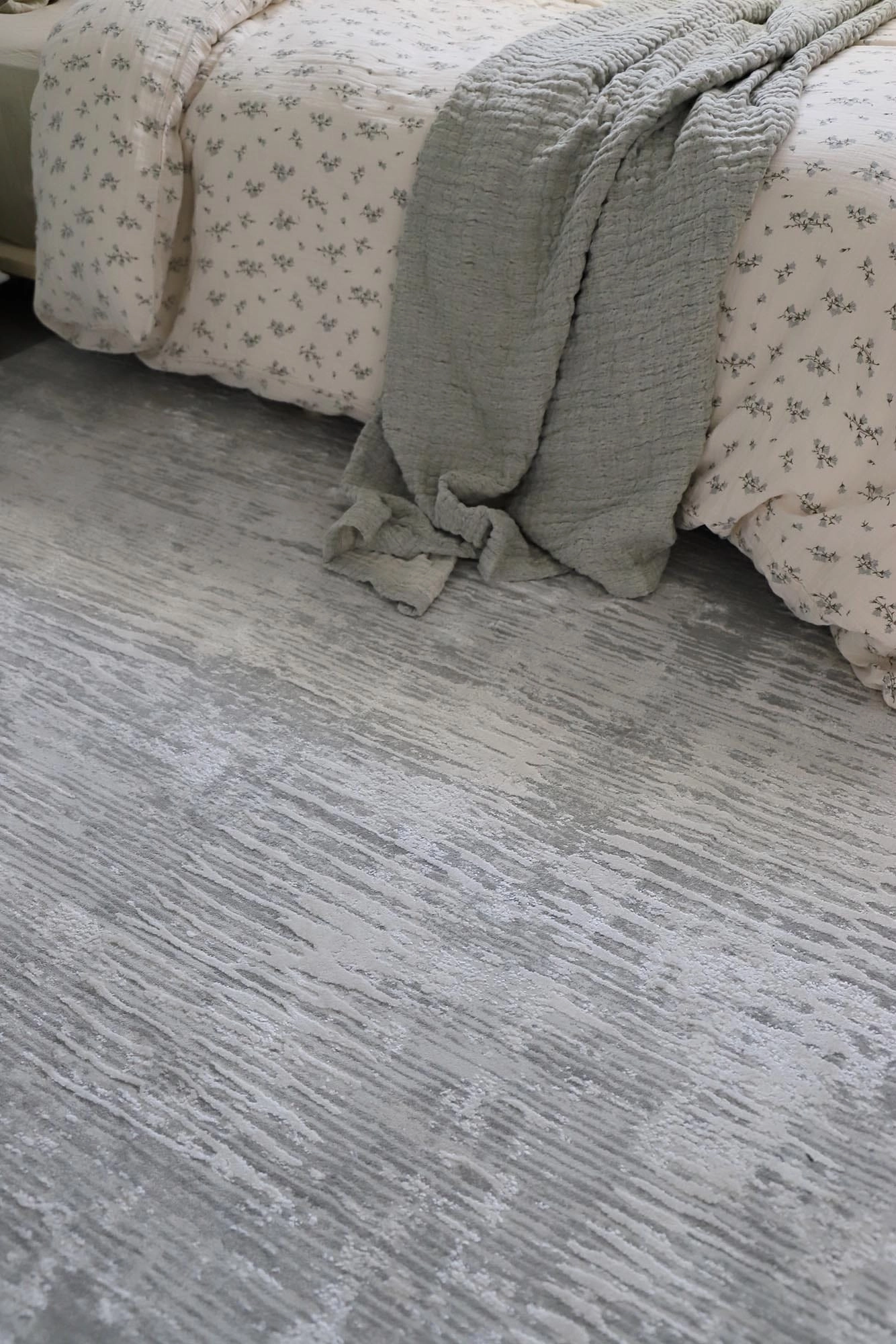 Valerie Ivory and Grey Distressed Tribal Rug *NO RETURNS UNLESS FAULTY