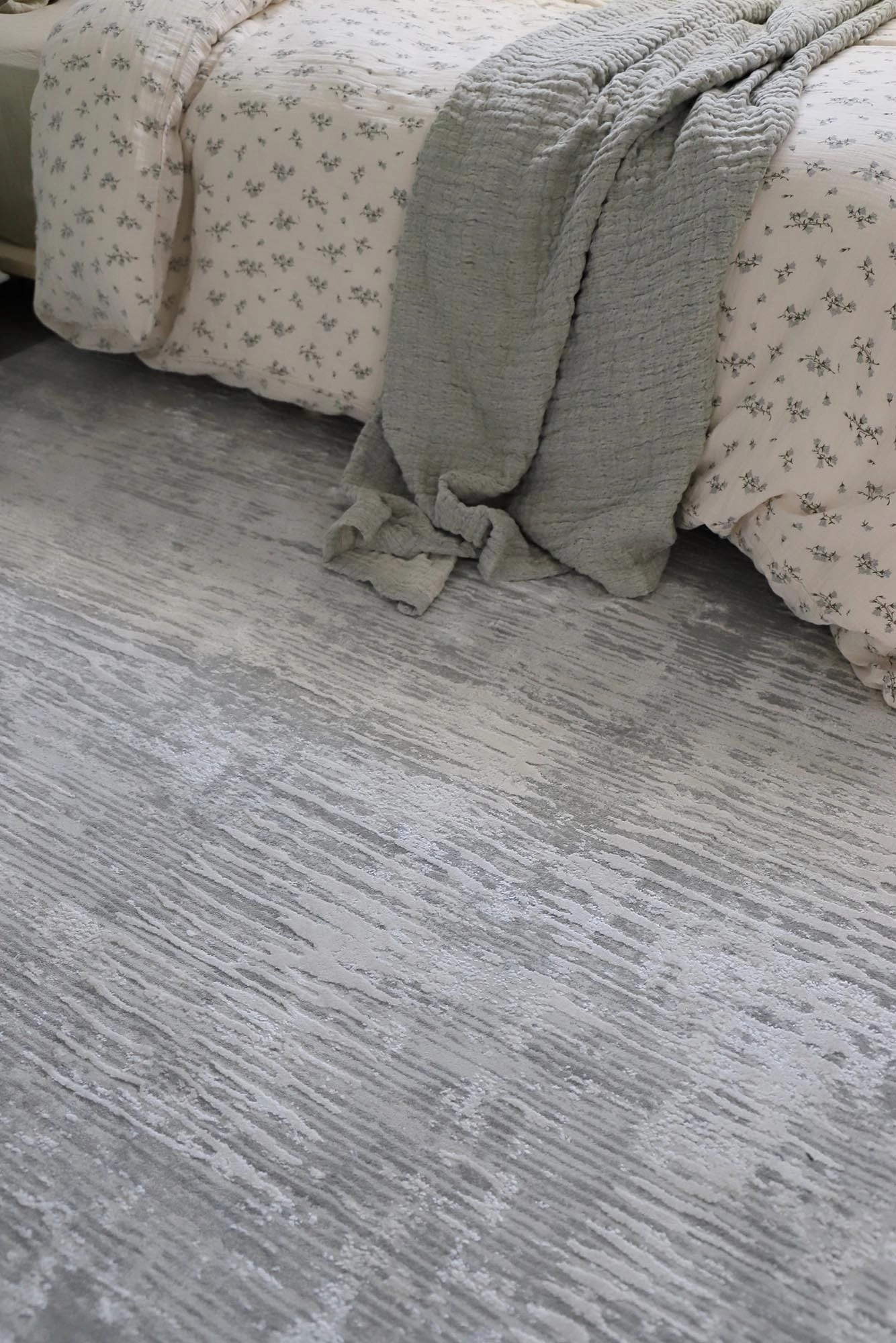 Valerie Ivory and Grey Distressed Tribal Rug *NO RETURNS UNLESS FAULTY